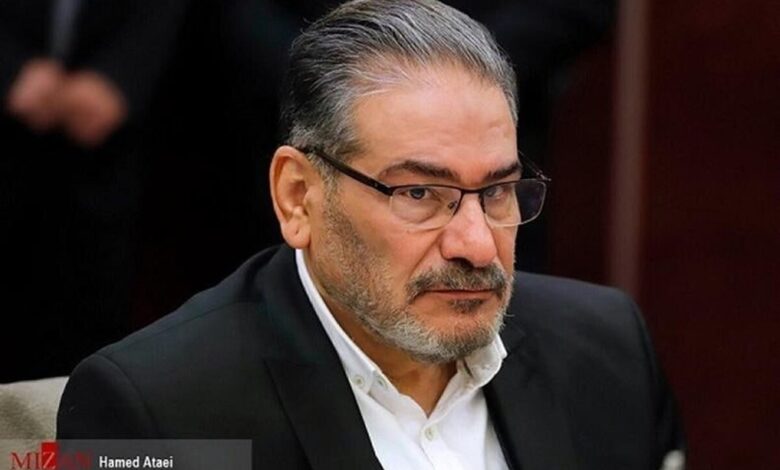 شمخانی: وزیر خارجه ایران با اختیارات کامل برای مذاکره غیرمستقیم به عمان میرود