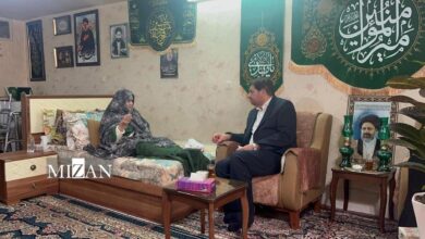 ادای احترام و تجلیل محمد مخبر از مادر شهید آیت‌الله رئیسی