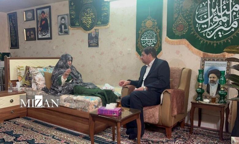 ادای احترام و تجلیل محمد مخبر از مادر شهید آیت‌الله رئیسی