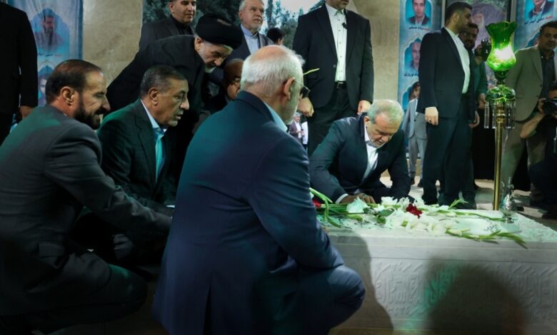 ادای احترام پزشکیان به مقام والای شهیدان استان کرمانشاه