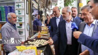 بازدید سرزده رئیس جمهور از بازار سنتی کرمانشاه/ گفت‌وگوی صمیمی با مردم و بازاریان