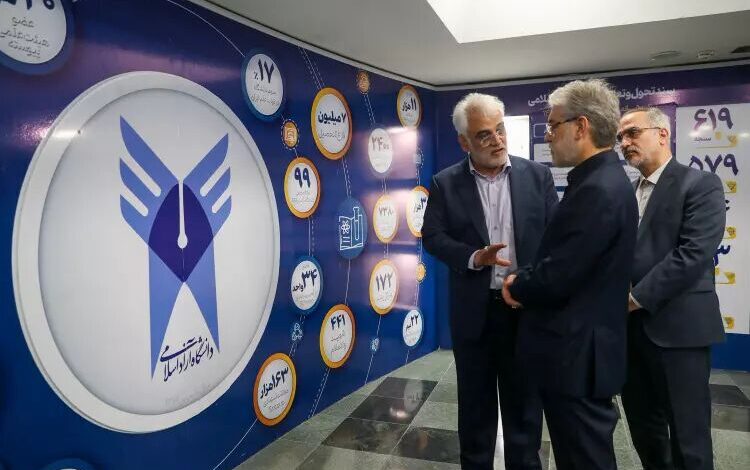 بازدید چهره‌های برجسته علمی و اجرایی کشور از نمایشگاه دانش بنیان دانشگاه آزاد