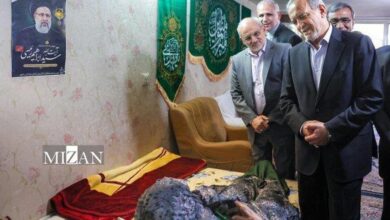 حضور پزشکیان در منزل مادر شهید آیت‌الله رئیسی