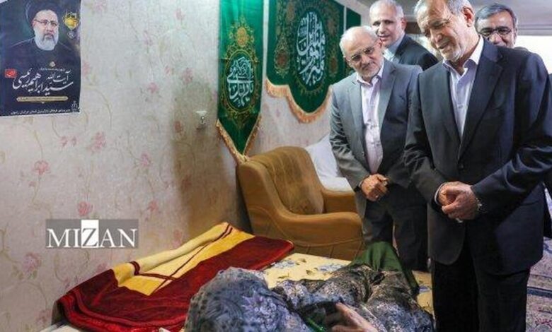 حضور پزشکیان در منزل مادر شهید آیت‌الله رئیسی