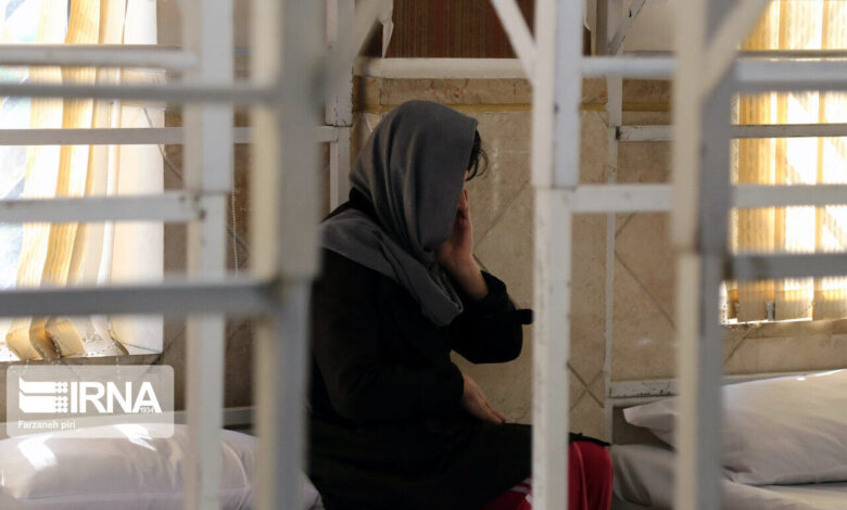 زنان در معرض ۱۲۰ نوع آسیب اجتماعی/۶ میلیون زن در کشور سرپرست خانوار هستند