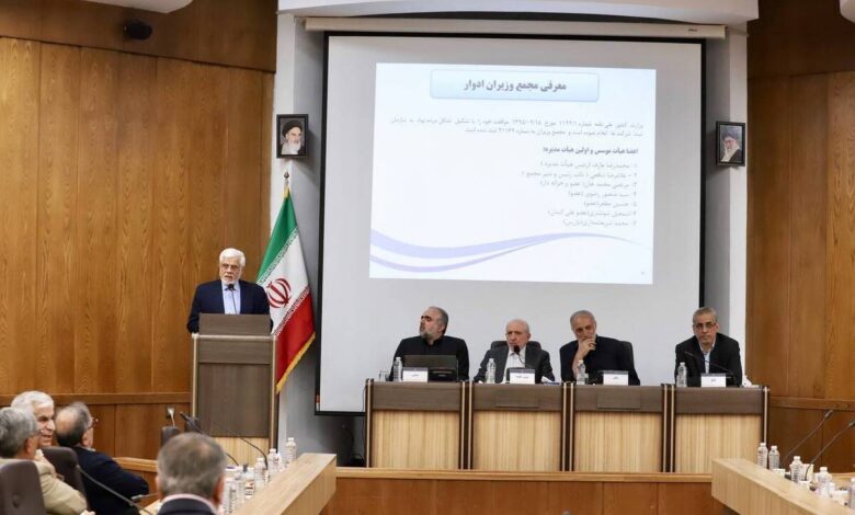 عارف:کنار هم قرار گرفتن دو جریان سیاسی باعث هم‌افزایی می‌شود