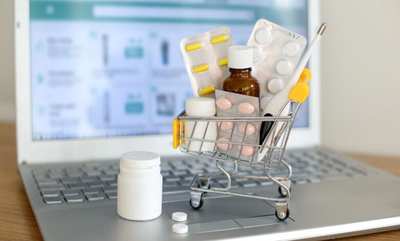 فعالیت آزمایشی طرح دارو رسان از نیمه خرداد/ اخذ کمیسیون برای عرضه اینترنتی دارو تخلف است
