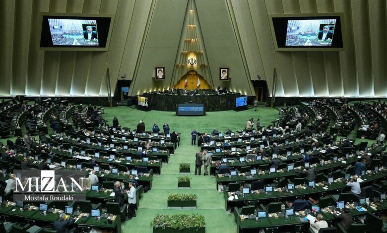 هیئت رئیسه مجلس با پیامک‌های ارسالی به نمایندگان برای آلوده کردن فضای انتخابات آتی برخورد کند