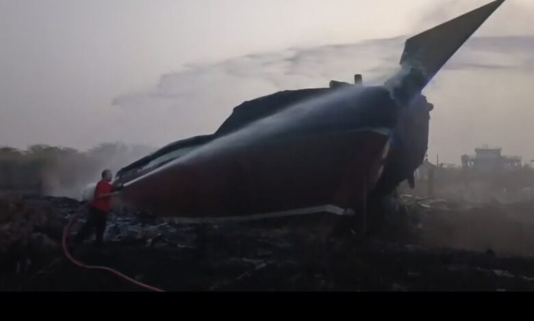 آتش‌سوزی یک فروند شناور در آبادان مهار شد+ فیلم 