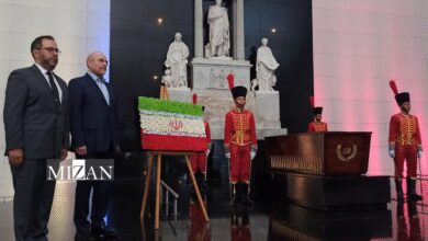 ادای احترام رئیس مجلس و هیئت پارلمانی ایران به سیمون بولیوار