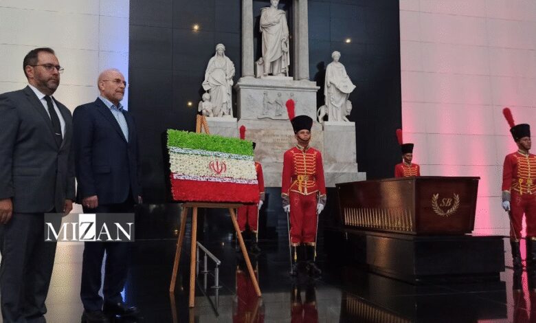 ادای احترام رئیس مجلس و هیئت پارلمانی ایران به سیمون بولیوار