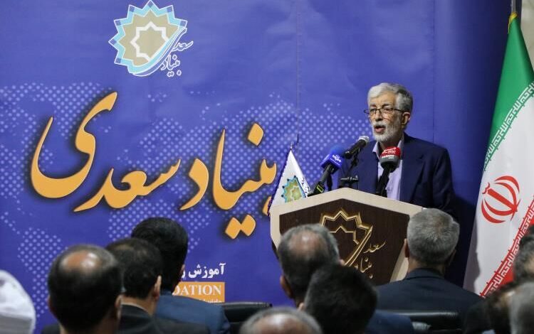 تدوین بیش از ۴۰ کتاب در زمینه آموزش زبان فارسی