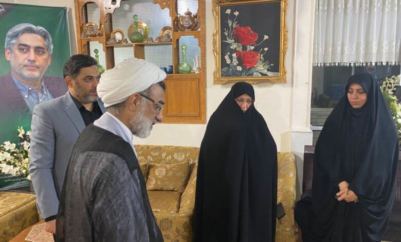 حضور دبیر شورای عالی انقلاب فرهنگی در منزل شهید امیرحسین فقهی