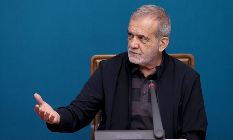 دیدار پزشکیان با فرماندهان و جمعی از کارکنان فراجا/ قدردانی از تلاش‌های شبانه‌روزی برای صیانت از امنیت کشور در جریان جنگ تحمیلی ۱۲ روزه