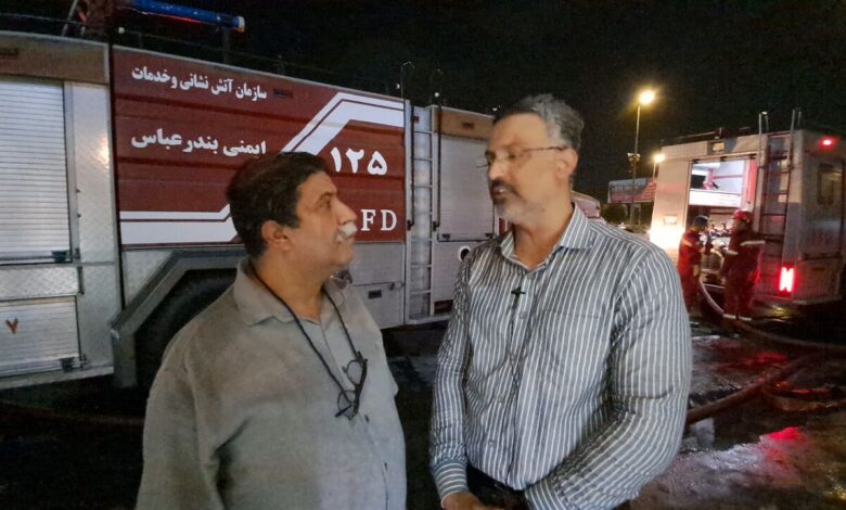 فیلم| فرمانده آتش‌نشانی، پایان عملیات اطفای حریق بازار بندرعباس را اعلام کرد