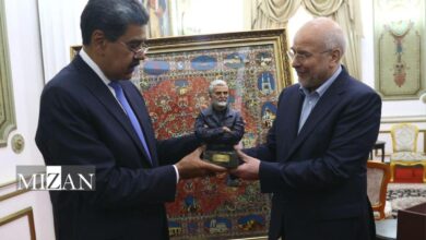 هدیه خانواده شهید سلیمانی برای رئیس جمهور ونزوئلا