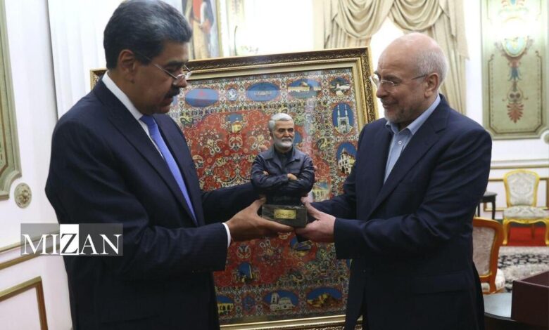 هدیه خانواده شهید سلیمانی برای رئیس جمهور ونزوئلا