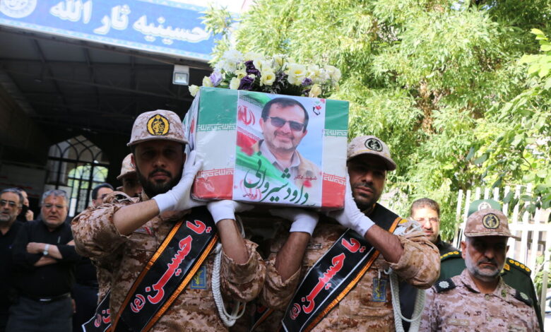 پیکر شهید تجاوز نظامی رژیم اسراییل به خاک ایران در شهرستان بروجن به خاک سپرده شد