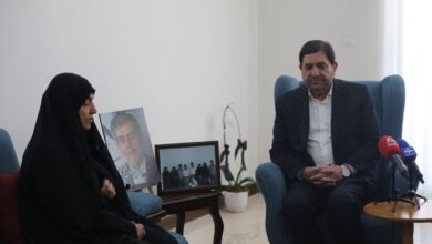 دیدار مخبر با خانواده شهید عباسی به نمایندگی از طرف رهبر انقلاب