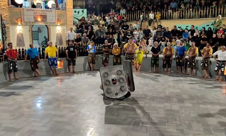 فیلم| هنرنمایی باستانی‌کاران تویسرکان در بزرگترین زورخانه روباز کشور