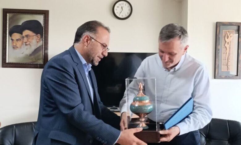 قدردانی رئیس سازمان بسیج علمی از استاد فرهنگستان علوم ایران 