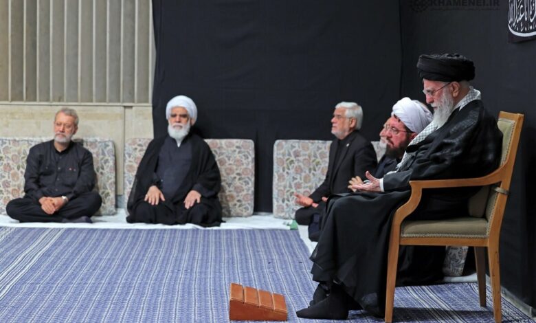 مراسم عزاداری شب عاشورای حسینی (علیه‌السلام) در حسینیه امام خمینی با حضور رهبر انقلاب