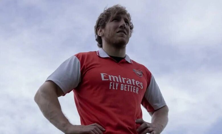 نبرد مرد آهنین ارمنستان در میدان صلح/ الکسانیان با سربازان هم‌قسم شد و فوتبال بازی کرد!