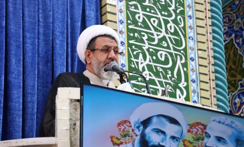 امام جمعه کرمان: همبستگی مردم سلاح مبارزه در جنگ نرم است