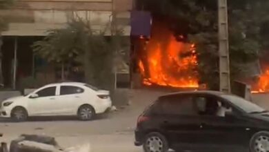 برخورد تریلی حامل تیرآهن به یک مجتمع تجاری در پردیس باعث آتش سوزی شد