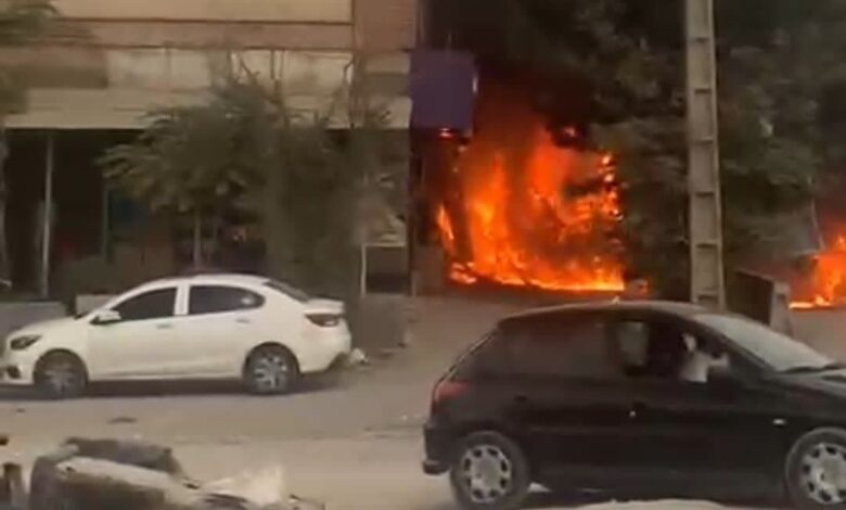 برخورد تریلی حامل تیرآهن به یک مجتمع تجاری در پردیس باعث آتش سوزی شد