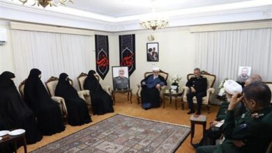 دیدار حجت‌الاسلام گلپایگانی و سرلشکر موسوی با خانواده‌های شهدای اقتدار