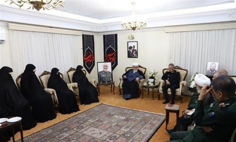 دیدار حجت‌الاسلام گلپایگانی و سرلشکر موسوی با خانواده‌های شهدای اقتدار
