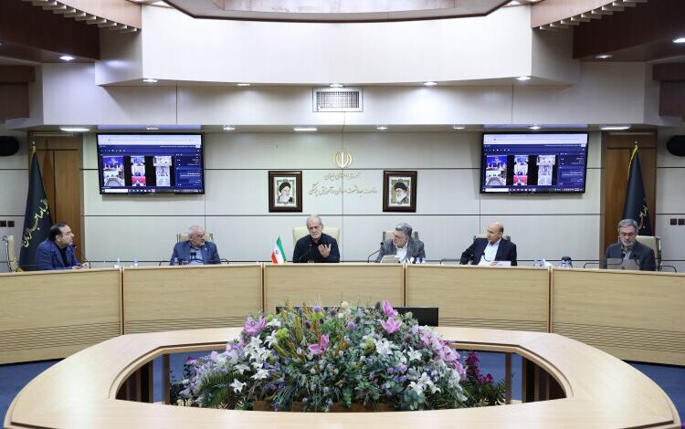 رئیس جمهور: پزشکان از قالب‌های محدود خارج و نجات‌بخش محله، جامعه و منطقه خود باشند