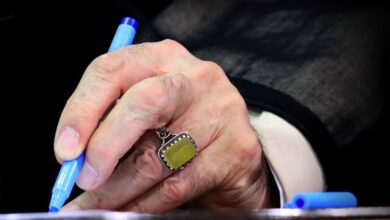 رهبر انقلاب در حکمی علی اکبر احمدیان و علی شمخانی را به عنوان نمایندگان خود در شورای دفاع منصوب کردند