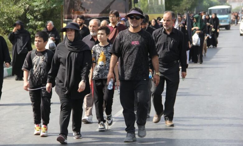 هم‌نوایی مردم کهریزک با زائران شهدای کربلا در پیاده‌روی جاماندگان اربعین