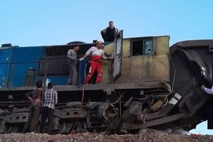 برخورد لوکوموتیو با واگن قطار در اردکان یزد ۲ مصدوم برجا گذاشت