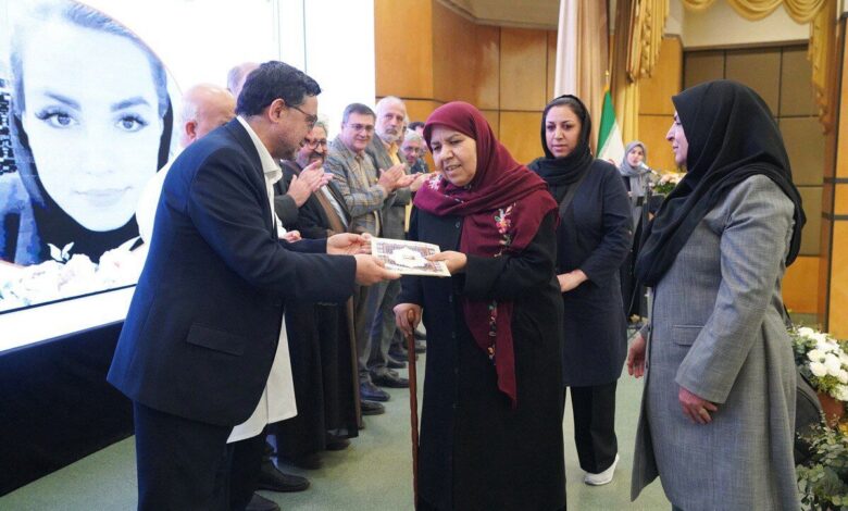 پرستاران نمونه علوم پزشکی تهران تقدیر شدند/ بررسی مشکلات پرستاران با حضور رییس جمهور