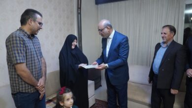 ادای احترام استاندار کرمانشاه به ۲ برادر شهید دانش‌آموز و جانباز ۷۰ درصد دفاع مقدس