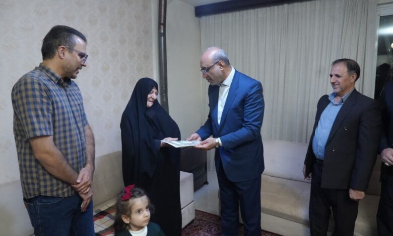 ادای احترام استاندار کرمانشاه به ۲ برادر شهید دانش‌آموز و جانباز ۷۰ درصد دفاع مقدس