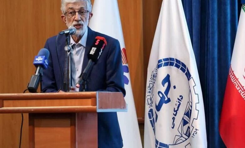 تاکید حداد عادل بر اهمیت هم‌زمان آموزش و پژوهش در دانشگاه‌ها