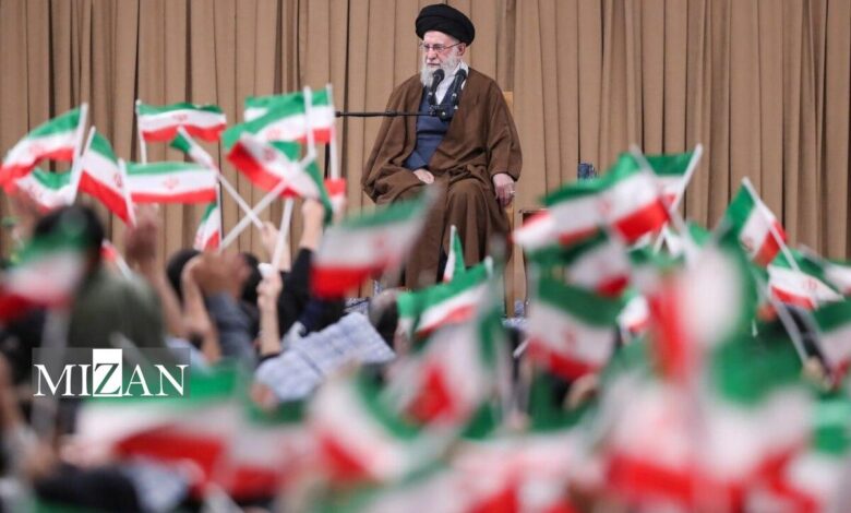 رهبر انقلاب: سیزده آبان از نظر تاریخی، روز افتخار و پیروزی است