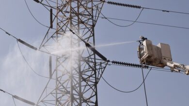 شستشوی پست‌های برق شرق اهواز برای مقابله با آلودگی ریزگردها