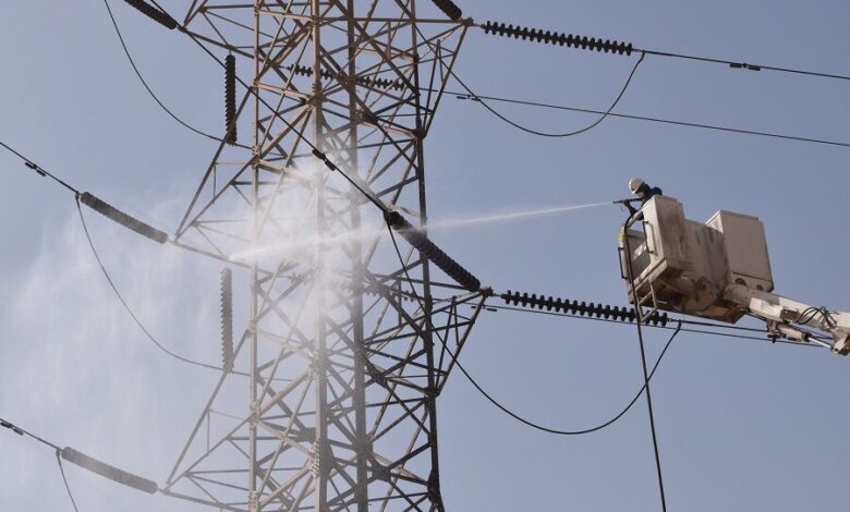 شستشوی پست‌های برق شرق اهواز برای مقابله با آلودگی ریزگردها