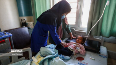 گزارش میدانی از اوج‌گیری آنفلوآنزا در قم؛ صف‌های طولانی، اتاق‌های شلوغ و نگرانی والدین