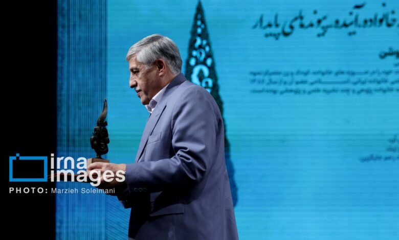 نشان طوبی در دستان عضو هیات علمی دانشگاه شهید بهشتی